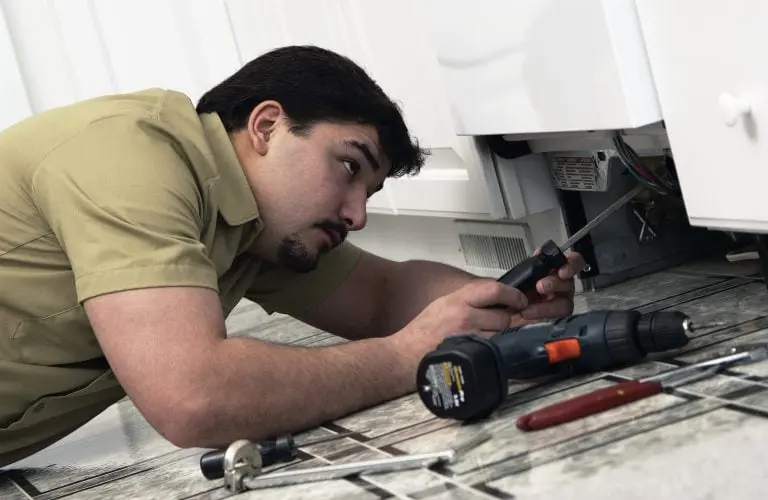 appliance-repairman-768x500